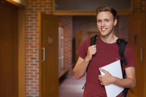 Krásný usměvavý student stál v chodbě — Stock fotografie