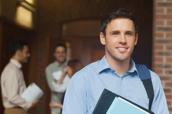 Ältere männliche Studentin posiert im Flur — Stockfoto