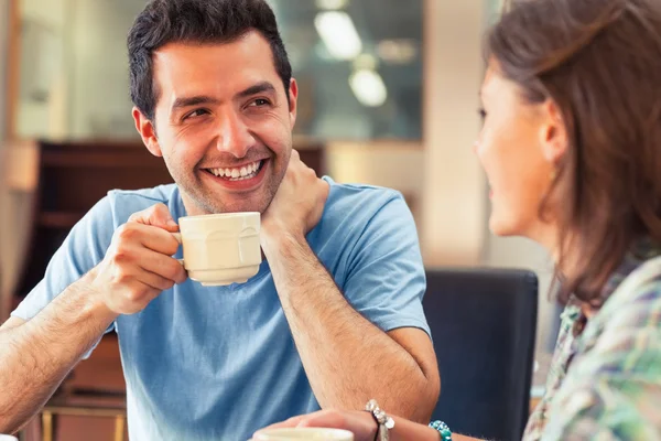 Dois estudantes rindo tomando uma xícara de café — Fotografia de Stock