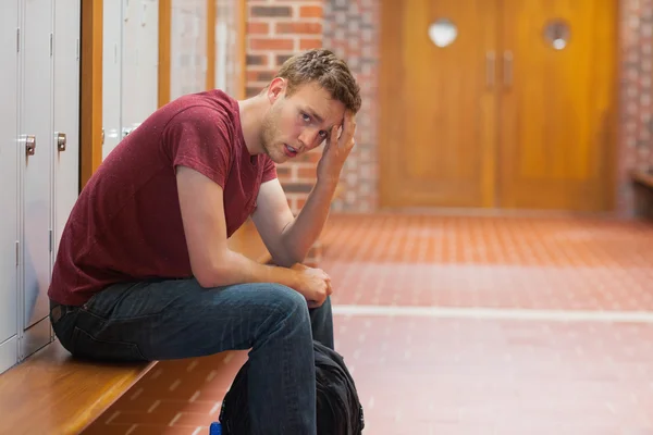 Rynkar pannan stilig student att ha huvudvärk — Stockfoto