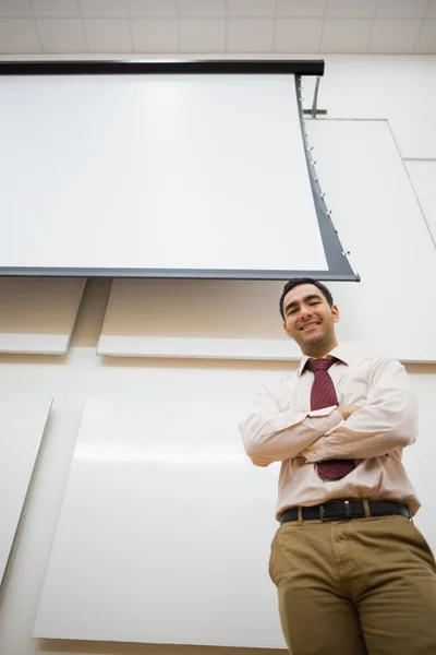 Elegante profesor con pantalla de proyección en la sala de conferencias — Foto de Stock