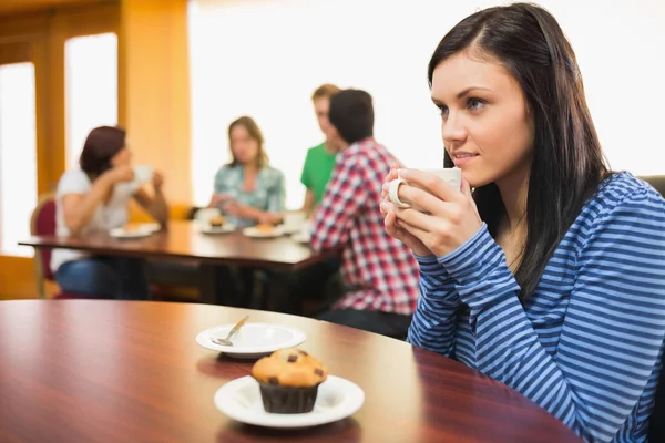 Kobieta o kawę i muffin w kawiarni — Zdjęcie stockowe