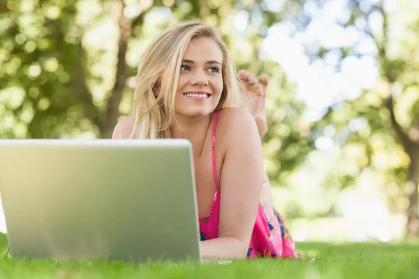 Gelukkig aantrekkelijke vrouw die met haar notitieblok werkt — Stockfoto