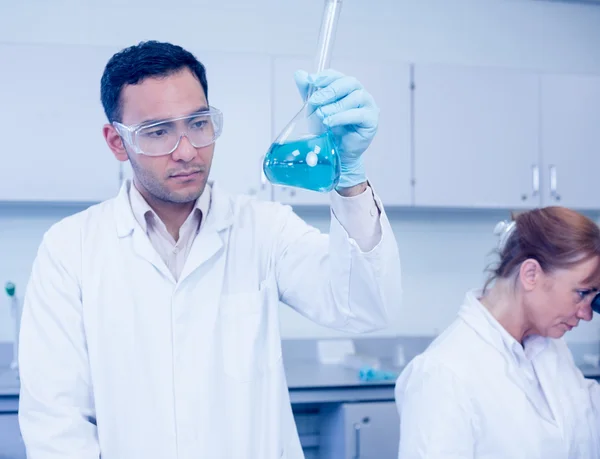 Investigador masculino experimentando en el laboratorio — Foto de Stock