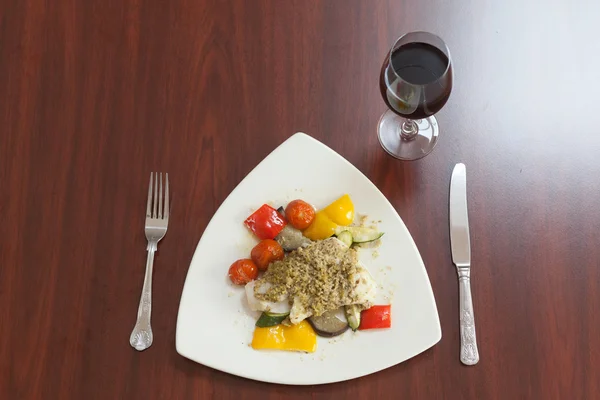 Vista aérea de delicioso prato de peixe com vinho tinto — Fotografia de Stock