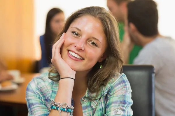 Retrato de cerca de una mujer sonriente en la cafetería — Foto de Stock