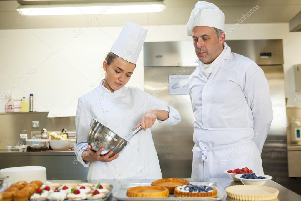 Imágenes: jefe de cocina | cocinero serio batiendo ...