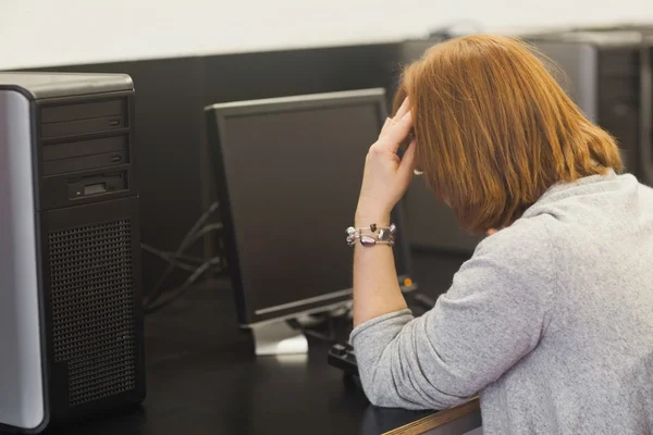 Irritado feminino maduro estudante trabalhando no computador — Fotografia de Stock