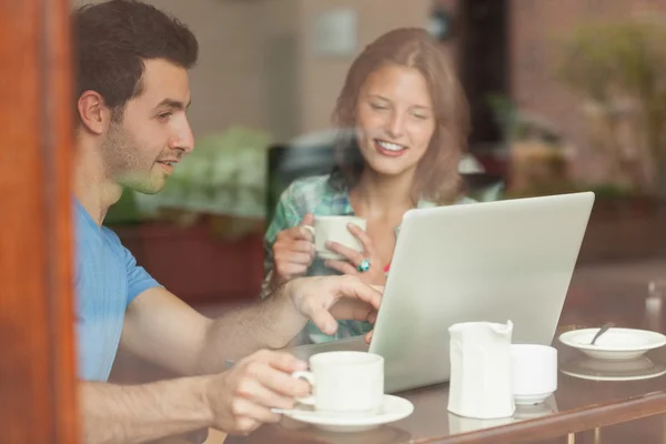 Dois estudantes rindo trabalhando no laptop — Fotografia de Stock