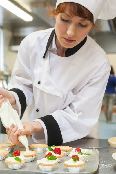 Vrij geconcentreerde chef-kok voorbereiden dessert — Stockfoto