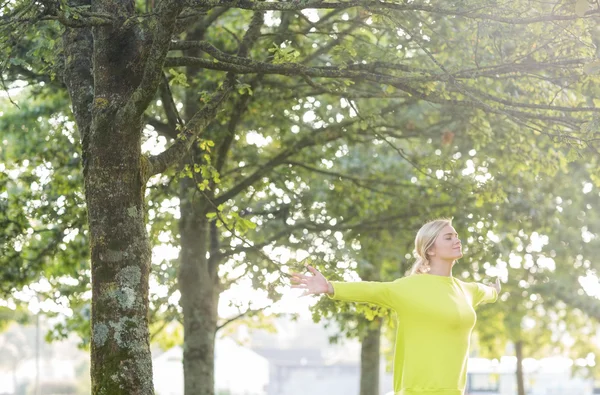 Fit mooie blonde genietend van de zon — Stockfoto