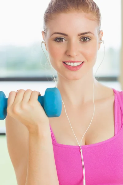 Vrouw uitoefenen met halters in fitness-studio — Stockfoto
