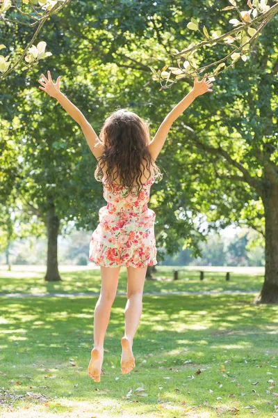 Achteraanzicht van stijlvolle vreugdevolle brunette springen in de lucht — Stockfoto