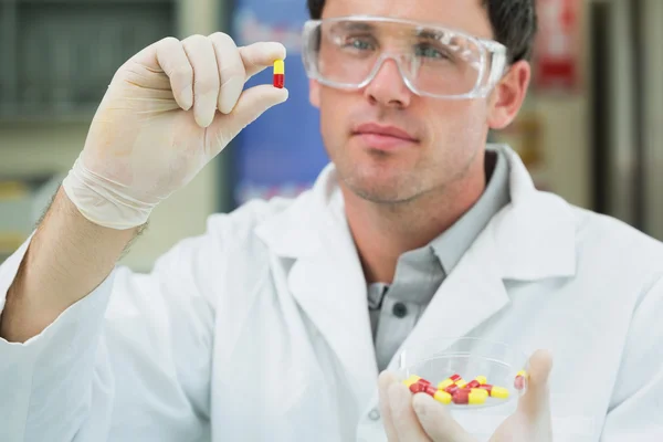 Científico masculino analizando pastillas en el laboratorio —  Fotos de Stock