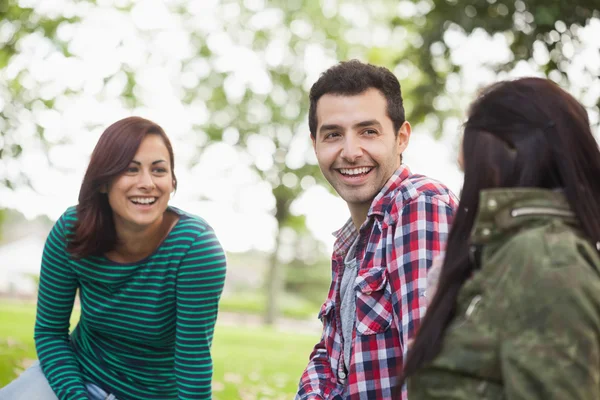 Casual content students sitting on the grass chatting — Stock Photo, Image
