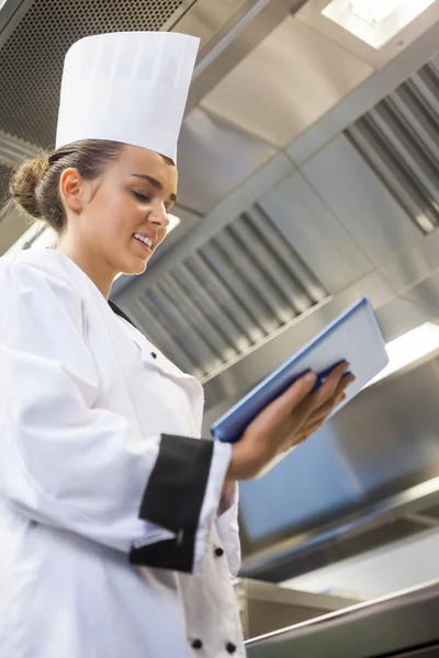 Young content chef using tablet — Stock Photo, Image