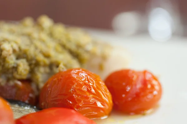 Primer plano de delicioso plato de pescado con tomates — Foto de Stock