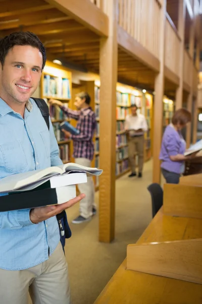 Mogna studenter i biblioteket — Stockfoto