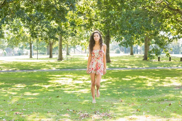 Élégante brune heureuse marchant sur l'herbe — Photo