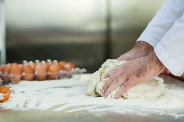 Close up of baker preparing dough — Stock Photo, Image
