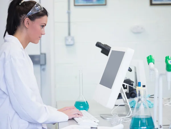 Young female researcher using computer in lab — Stock Photo, Image