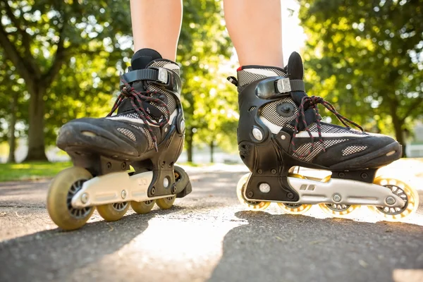 Close up de mulher vestindo patins em linha — Fotografia de Stock