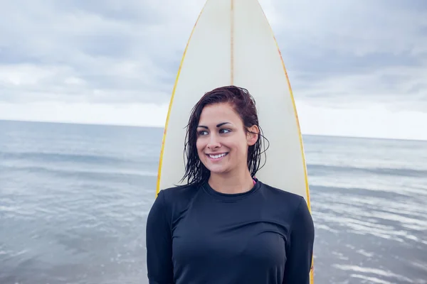 Schöne Frau mit Surfbrett am Strand — Stockfoto