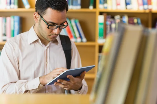 Étudiant mature utilisant une tablette PC dans la bibliothèque — Photo