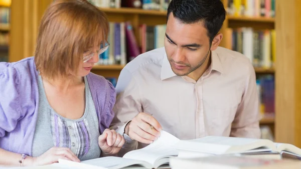 Étudiants adultes qui étudient ensemble à la bibliothèque — Photo