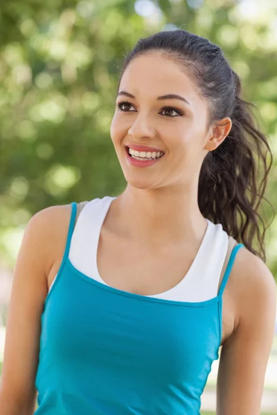 Vooraanzicht van vrolijke jonge vrouw sportkleding te dragen — Stockfoto