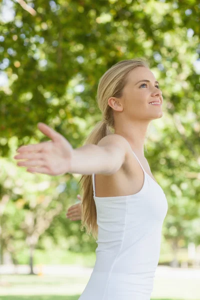 Vista lateral de mujer atractiva alegre haciendo yoga extendiéndola —  Fotos de Stock