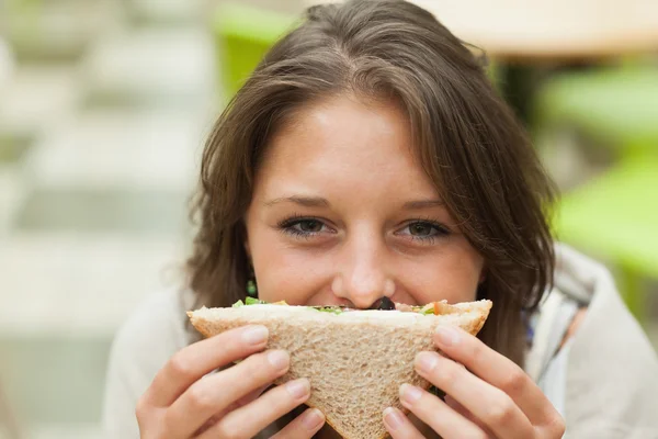 Estudante com sanduíche no refeitório — Fotografia de Stock