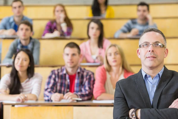 Elegant lärare med studenter vid föreläsningssalen — Stockfoto