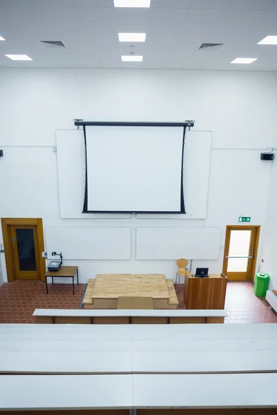Blank projection screen in the lecture hall — Stock Photo, Image