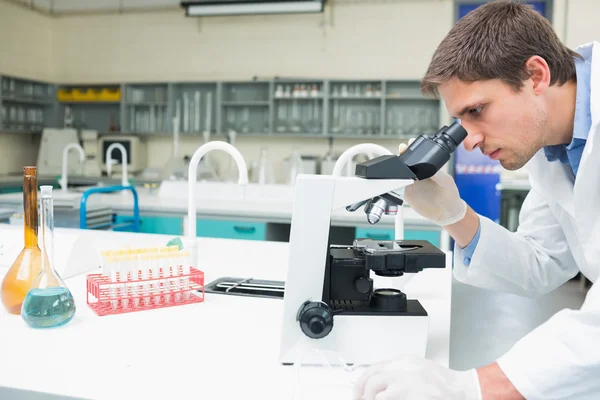 Vědecký výzkumník pomocí mikroskopu v laboratoři — Stock fotografie