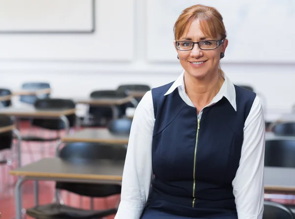 Profesora sonriente en la sala de clases —  Fotos de Stock