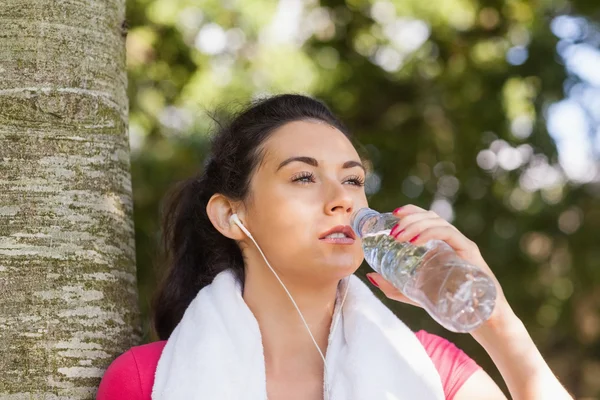 Morena mulher desportiva ter uma pausa — Fotografia de Stock