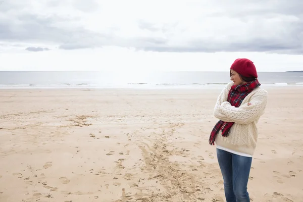 Hübsche Frau in stylischer warmer Kleidung am Strand — Stockfoto