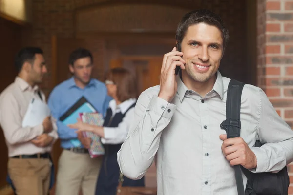 Alegre atraente maduro estudante telefonar no corredor — Fotografia de Stock
