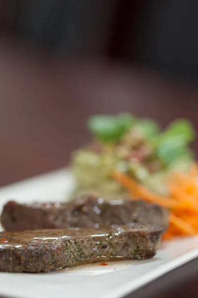 Close up de carne decorada com salada — Fotografia de Stock