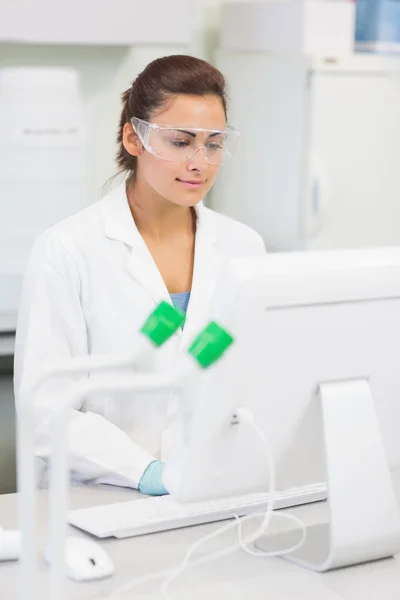 女性研究员在实验室里使用一台电脑 — 图库照片