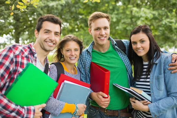 Ritratto di studenti universitari con borse e libri nel parco — Foto Stock