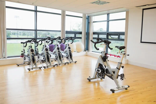 Spinning exercise bikes in gym room — Stock Photo, Image