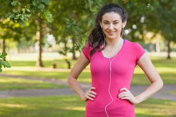 Contenuto giovane donna in posa in un parco — Foto Stock