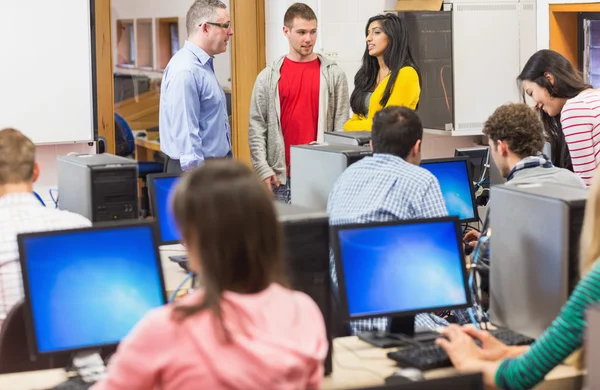 Učitel a studenti v počítačové místnosti — Stock fotografie