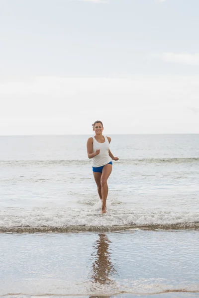 Gelukkig fit vrouw loopt naar de camera — Stockfoto