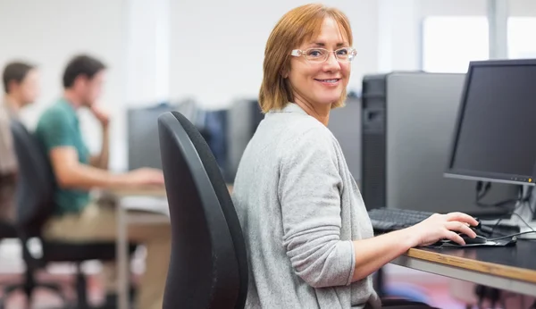 Étudiants matures dans la salle informatique — Photo