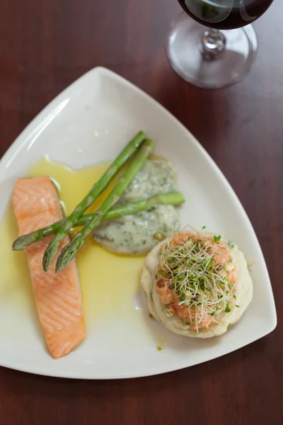 Bovenaanzicht van zalm schotel met asperges — Stockfoto