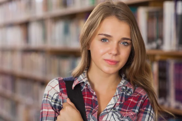 Ganska leende student tittar på kameran — Stockfoto