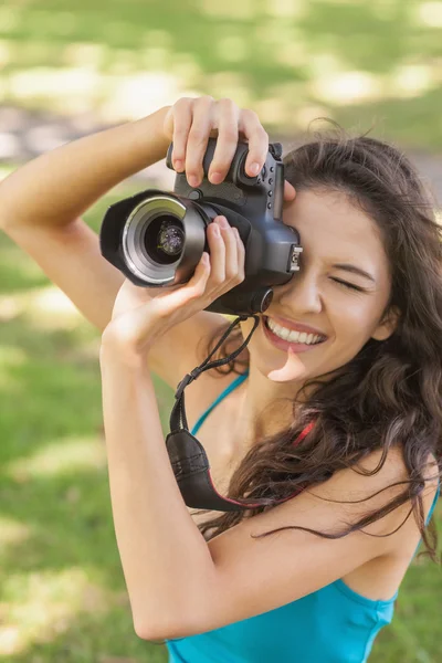 Blick aus der Vogelperspektive auf eine fröhliche junge Frau beim Fotografieren — Stockfoto